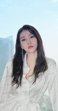 弦子气质慵懒居家丝质白衣睡裙写真图片