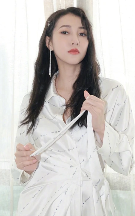 弦子气质慵懒居家丝质白衣睡裙写真图片