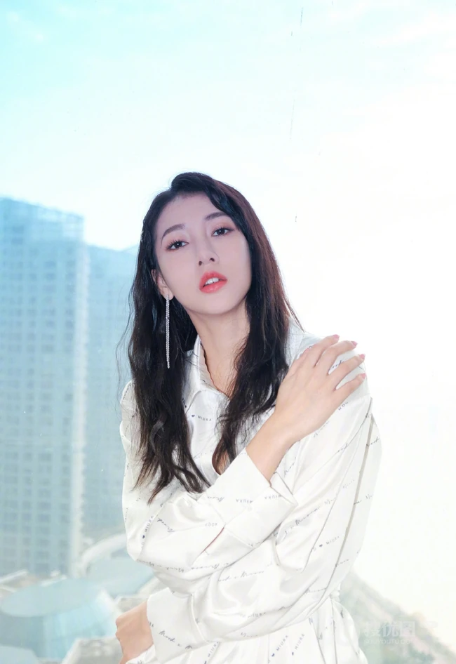 弦子气质慵懒居家丝质白衣睡裙写真图片