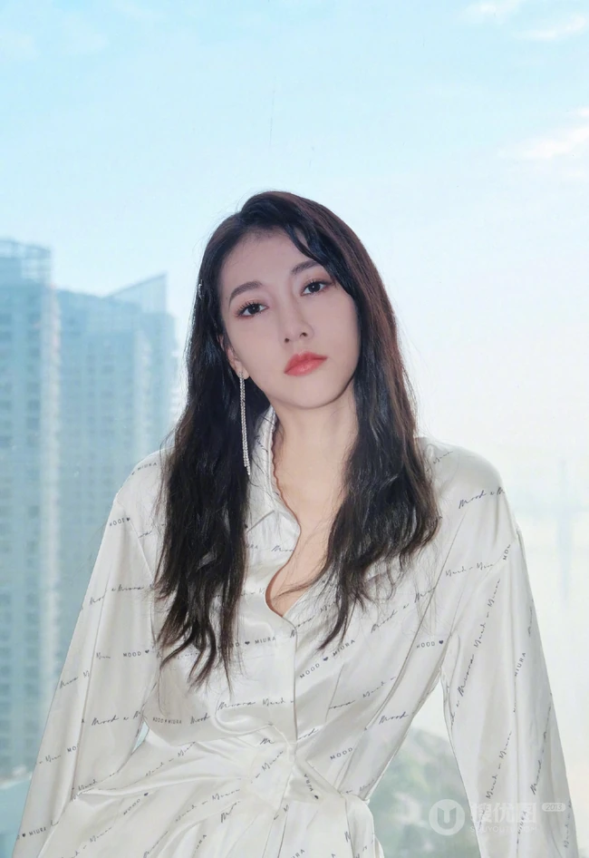 弦子气质慵懒居家丝质白衣睡裙写真图片