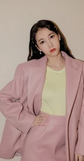 弦子气质慵懒居家丝质白衣睡裙写真图片