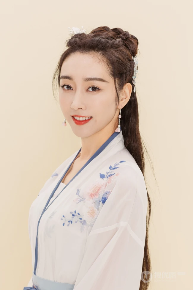 宣璐清新淡雅古装汉服写真图片，演绎属于窈窕淑女的古典魅力