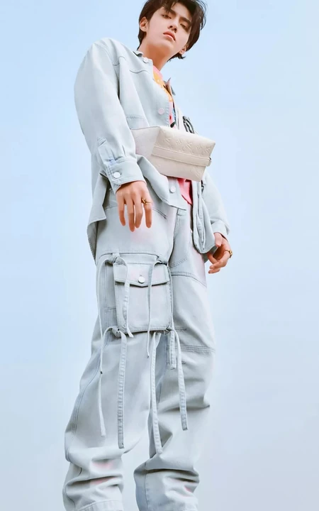 明星帅哥吴亦凡，手提LV花包，头戴草帽时尚野外春游摄影手机壁纸