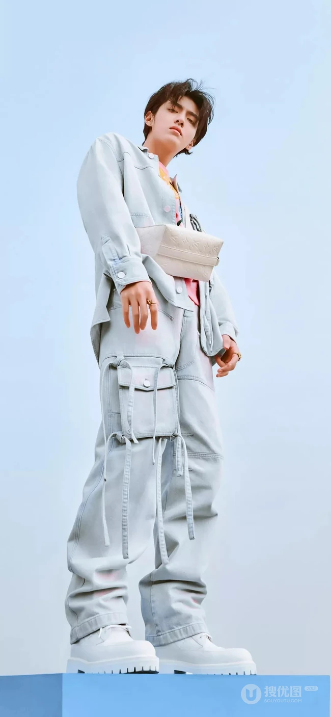 明星帅哥吴亦凡，手提LV花包，头戴草帽时尚野外春游摄影手机壁纸