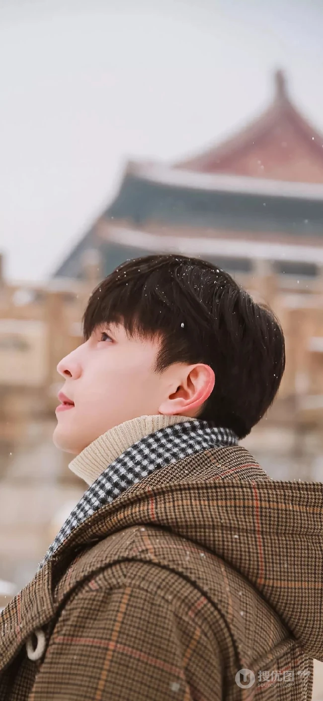 明星邓伦雪天故宫唯美摄影手机壁纸图片