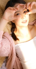 麻花辫女孩肩带礼裙衣短裤居家沙发萌美写真图片