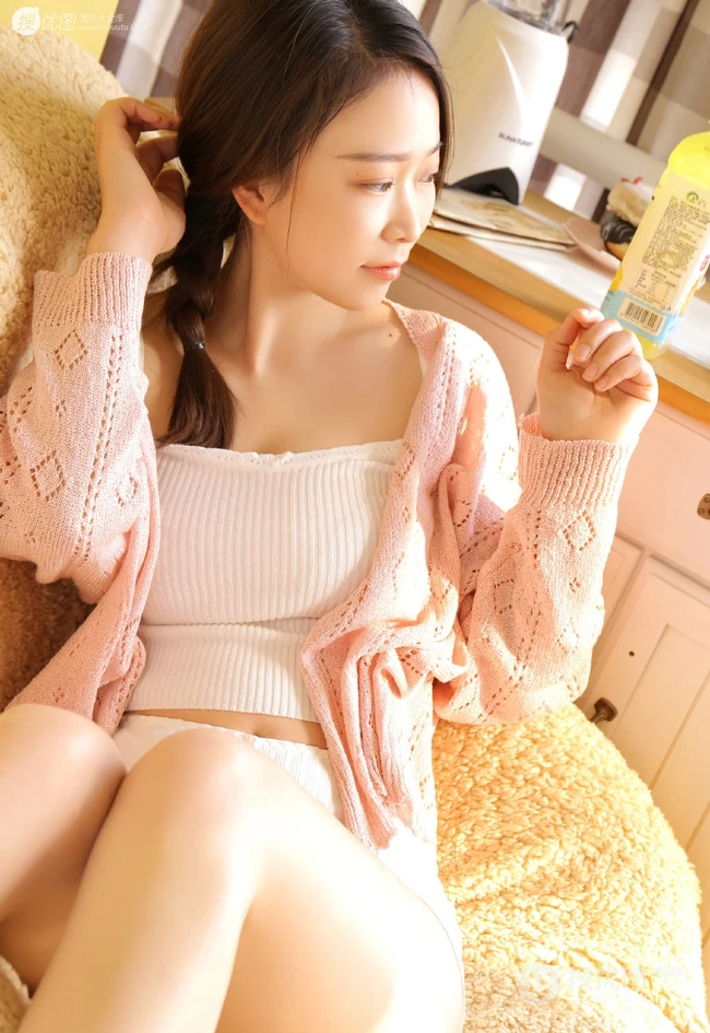 麻花辫女孩肩带礼裙衣短裤居家沙发萌美写真图片