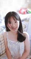 甜美型白净清纯女生着肩带裙手拿饮料怡人居家写真图片