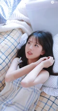 甜美型白净清纯女生着肩带裙手拿饮料怡人居家写真图片