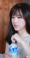 甜美型白净清纯女生着肩带裙手拿饮料怡人居家写真图片