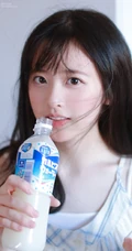 甜美型白净清纯女生着肩带裙手拿饮料怡人居家写真图片
