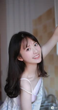 甜美型白净清纯女生着肩带裙手拿饮料怡人居家写真图片