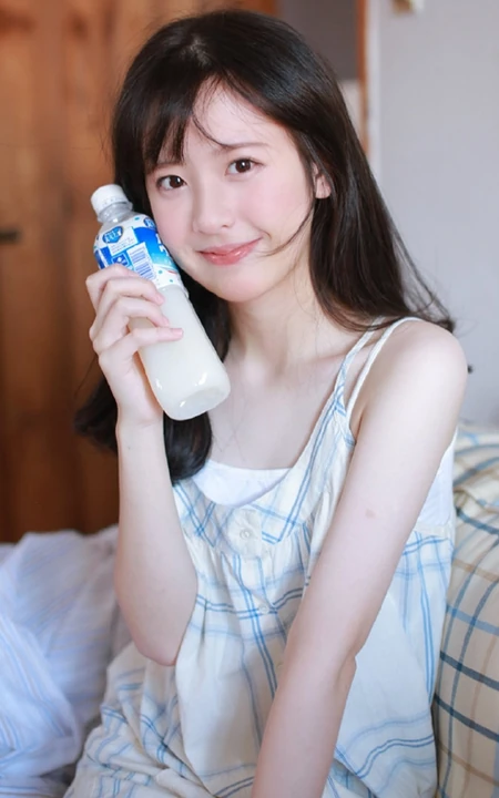 甜美型白净清纯女生着肩带裙手拿饮料怡人居家写真图片
