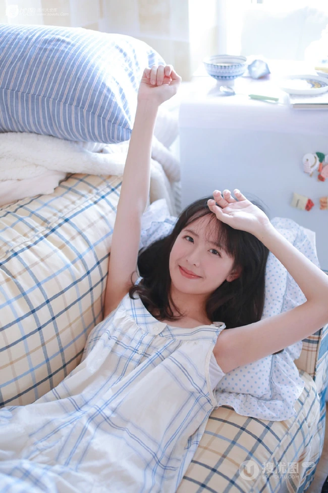 甜美型白净清纯女生着肩带裙手拿饮料怡人居家写真图片