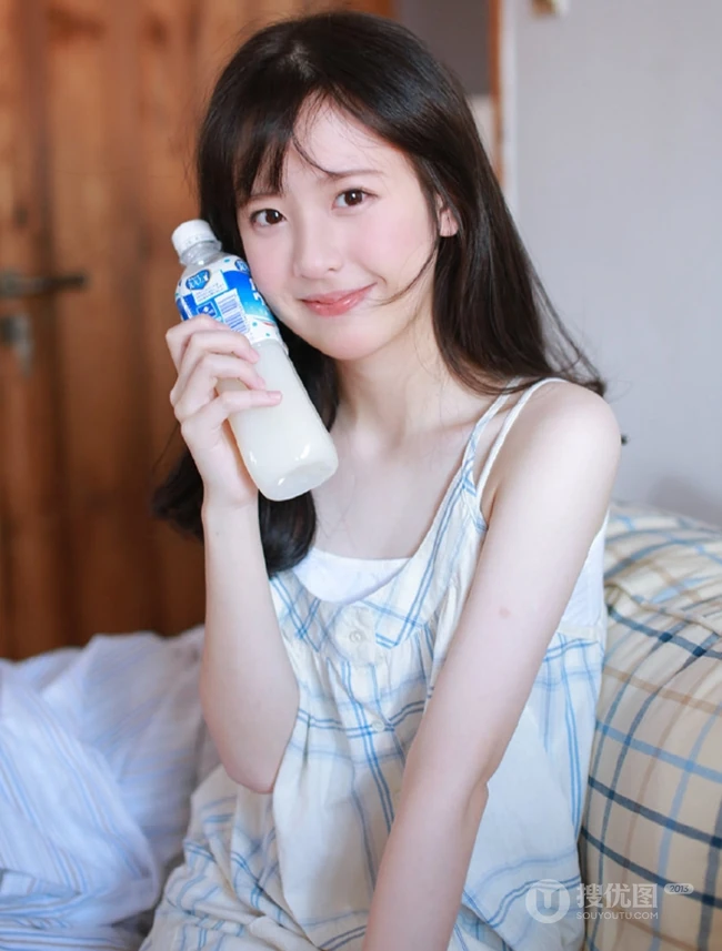 甜美型白净清纯女生着肩带裙手拿饮料怡人居家写真图片