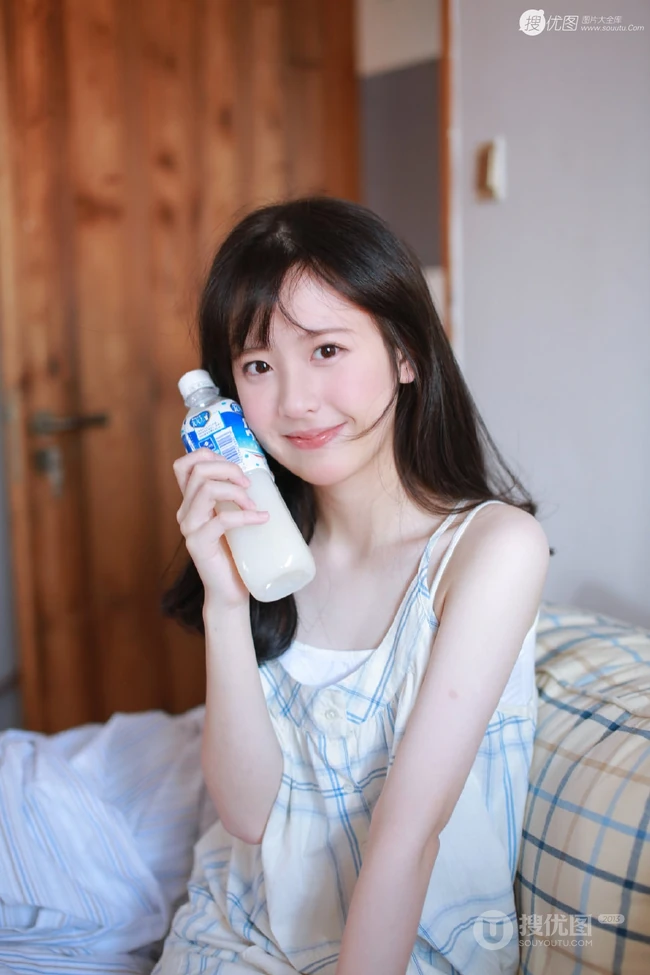 甜美型白净清纯女生着肩带裙手拿饮料怡人居家写真图片
