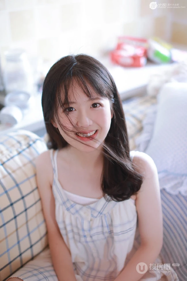 甜美型白净清纯女生着肩带裙手拿饮料怡人居家写真图片