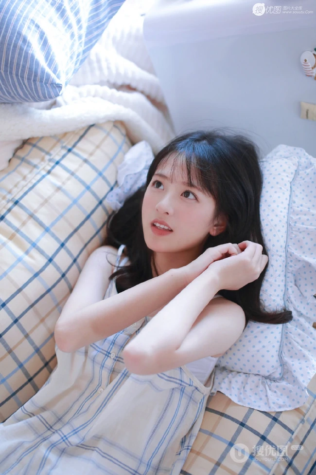 甜美型白净清纯女生着肩带裙手拿饮料怡人居家写真图片