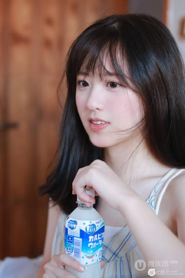 甜美型白净清纯女生着肩带裙手拿饮料怡人居家写真图片