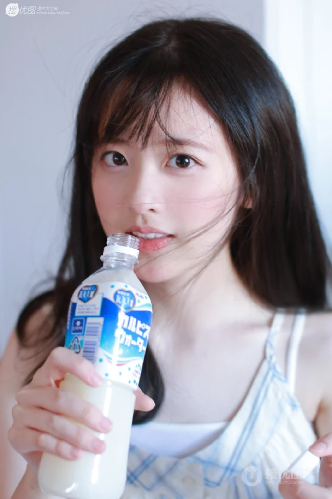 甜美型白净清纯女生着肩带裙手拿饮料怡人居家写真图片