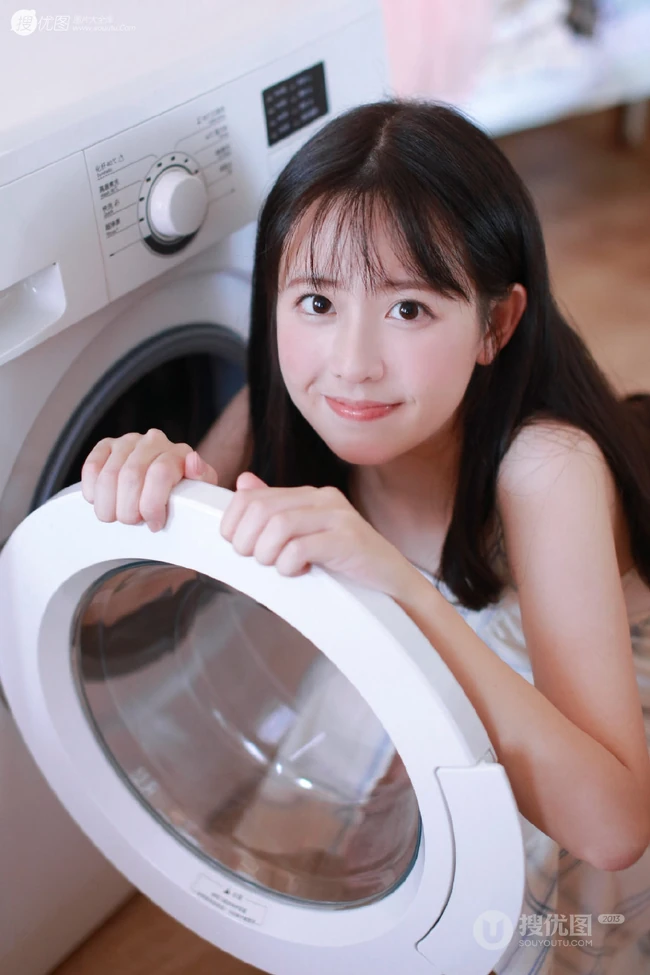 甜美型白净清纯女生着肩带裙手拿饮料怡人居家写真图片