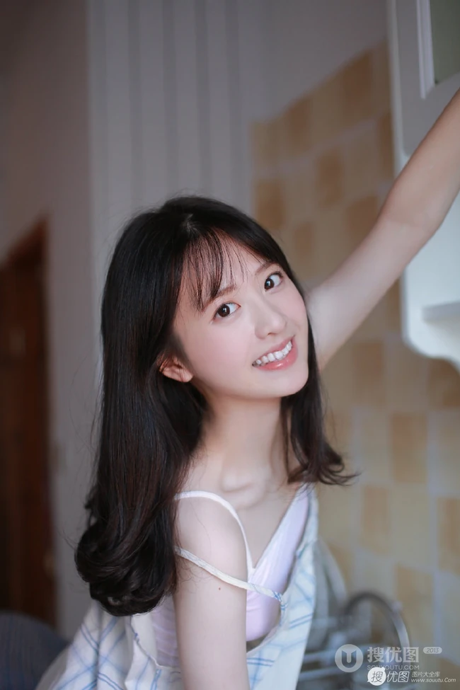 甜美型白净清纯女生着肩带裙手拿饮料怡人居家写真图片