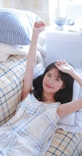 甜美型白净清纯女生着肩带裙手拿饮料怡人居家写真图片