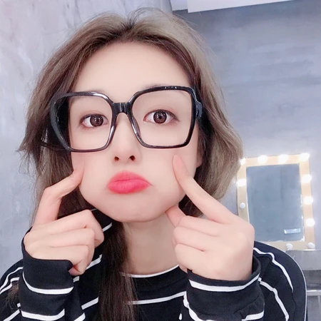 带大框眼镜的长发小姐姐，清纯的室内氛围小女生头像图片套图