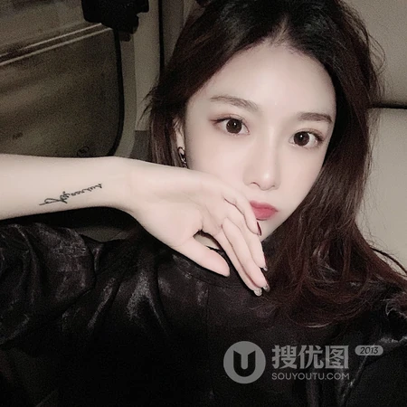 带大框眼镜的长发小姐姐，清纯的室内氛围小女生头像图片套图