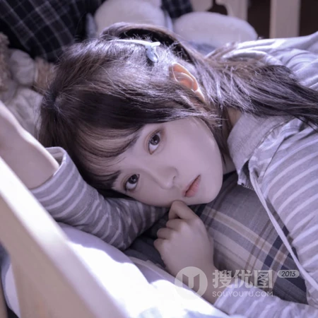 带大框眼镜的长发小姐姐，清纯的室内氛围小女生头像图片套图