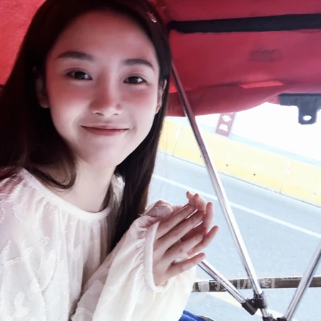 带大框眼镜的长发小姐姐，清纯的室内氛围小女生头像图片套图