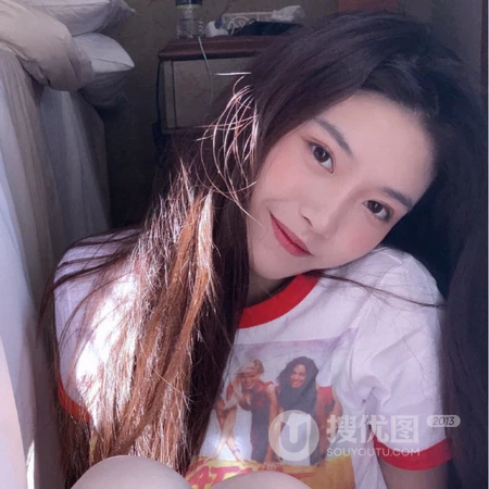 带大框眼镜的长发小姐姐，清纯的室内氛围小女生头像图片套图