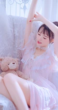 丸子头气质女生着丝质柔滑粉衣睡裙居家沙发气质写真图片