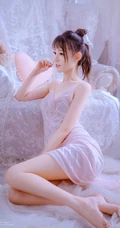 丸子头气质女生着丝质柔滑粉衣睡裙居家沙发气质写真图片