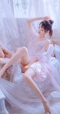 丸子头气质女生着丝质柔滑粉衣睡裙居家沙发气质写真图片