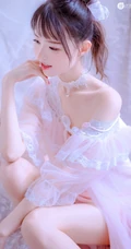 丸子头气质女生着丝质柔滑粉衣睡裙居家沙发气质写真图片