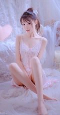 丸子头气质女生着丝质柔滑粉衣睡裙居家沙发气质写真图片