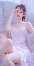 丸子头气质女生着丝质柔滑粉衣睡裙居家沙发气质写真图片