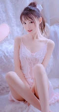 丸子头气质女生着丝质柔滑粉衣睡裙居家沙发气质写真图片