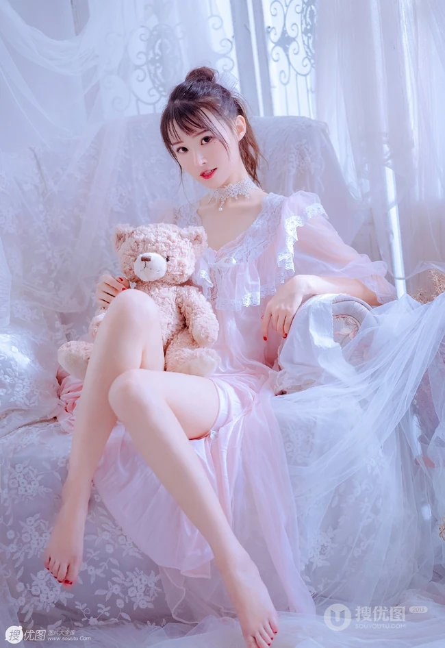 丸子头气质女生着丝质柔滑粉衣睡裙居家沙发气质写真图片