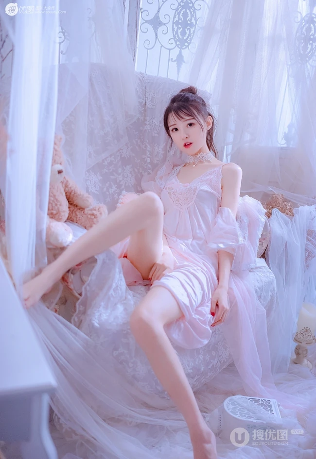 丸子头气质女生着丝质柔滑粉衣睡裙居家沙发气质写真图片