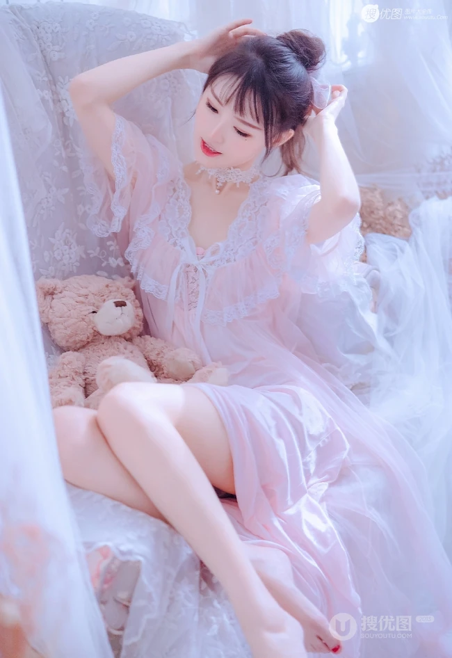 丸子头气质女生着丝质柔滑粉衣睡裙居家沙发气质写真图片