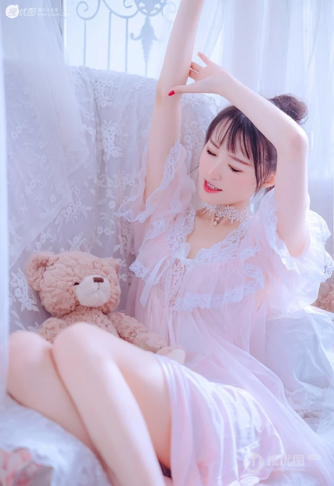 丸子头气质女生着丝质柔滑粉衣睡裙居家沙发气质写真图片