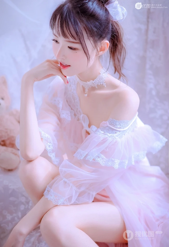 丸子头气质女生着丝质柔滑粉衣睡裙居家沙发气质写真图片