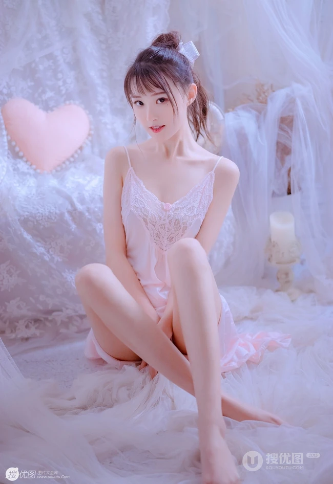 丸子头气质女生着丝质柔滑粉衣睡裙居家沙发气质写真图片