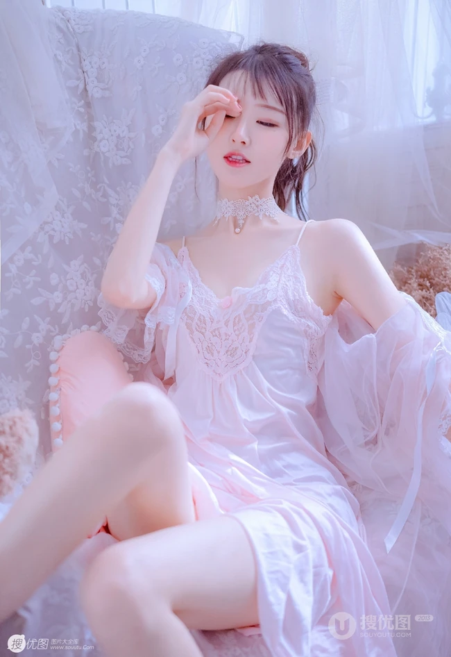 丸子头气质女生着丝质柔滑粉衣睡裙居家沙发气质写真图片