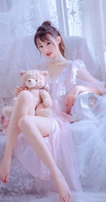 丸子头气质女生着丝质柔滑粉衣睡裙居家沙发气质写真图片