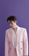 明星朱一龙紫色墙前粉色西服造型写真手机壁纸