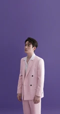 明星朱一龙紫色墙前粉色西服造型写真手机壁纸