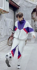 四合院穿运动装踢足球的帅哥明星鹿晗手机壁纸